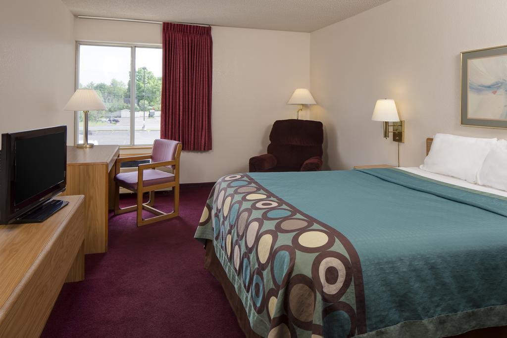 Super 8 By Wyndham Menomonie Wi Motel Exterior foto