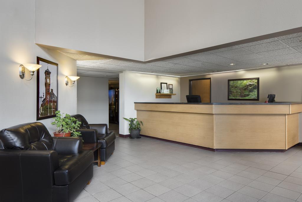 Super 8 By Wyndham Menomonie Wi Motel Exterior foto