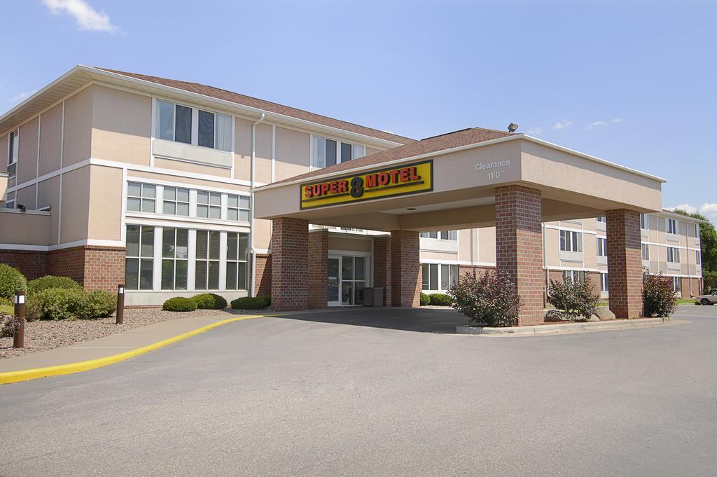 Super 8 By Wyndham Menomonie Wi Motel Exterior foto